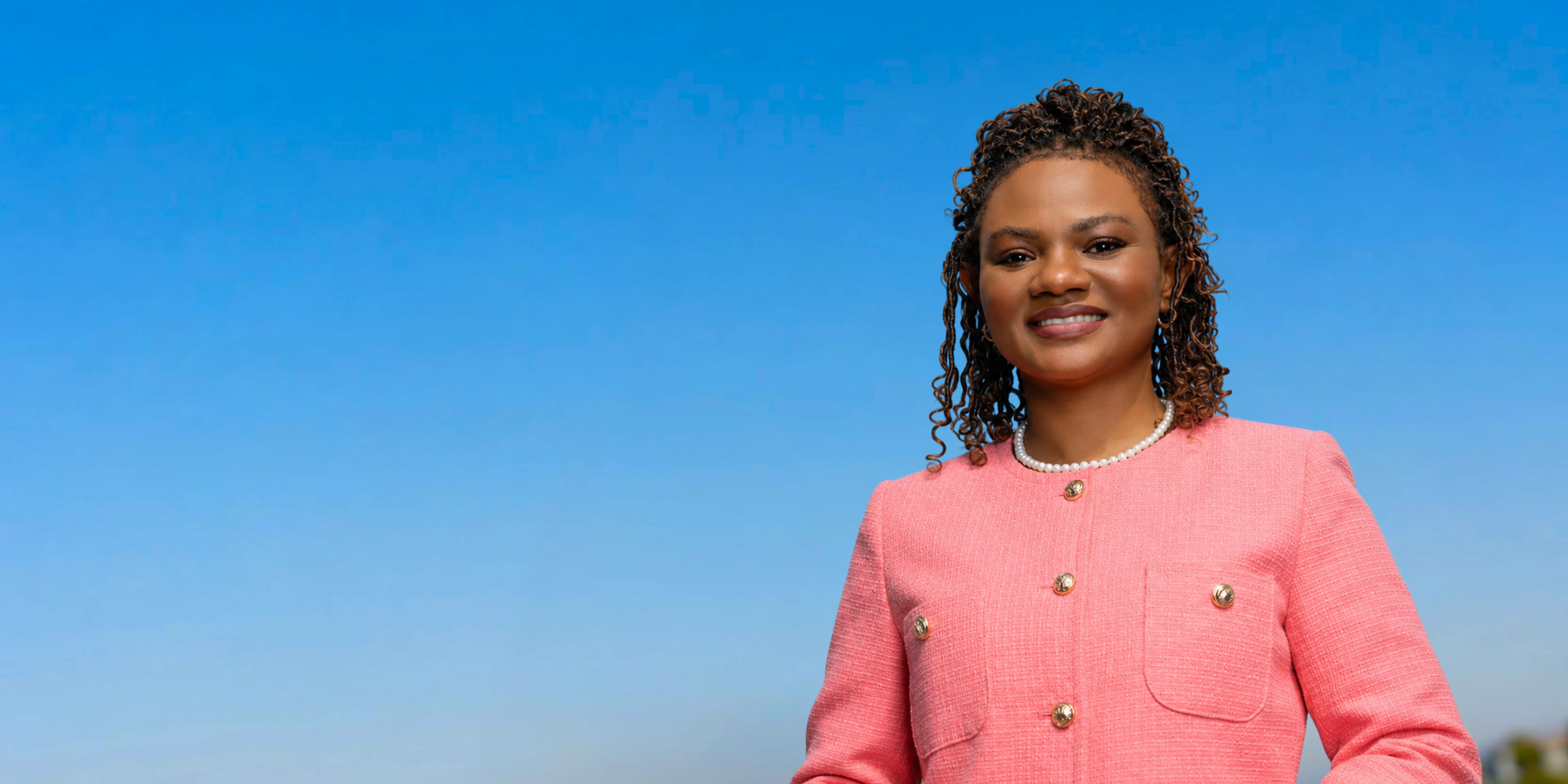 Dra. Perpetua Ezeh-Aideyan al aire libre bajo un cielo azul