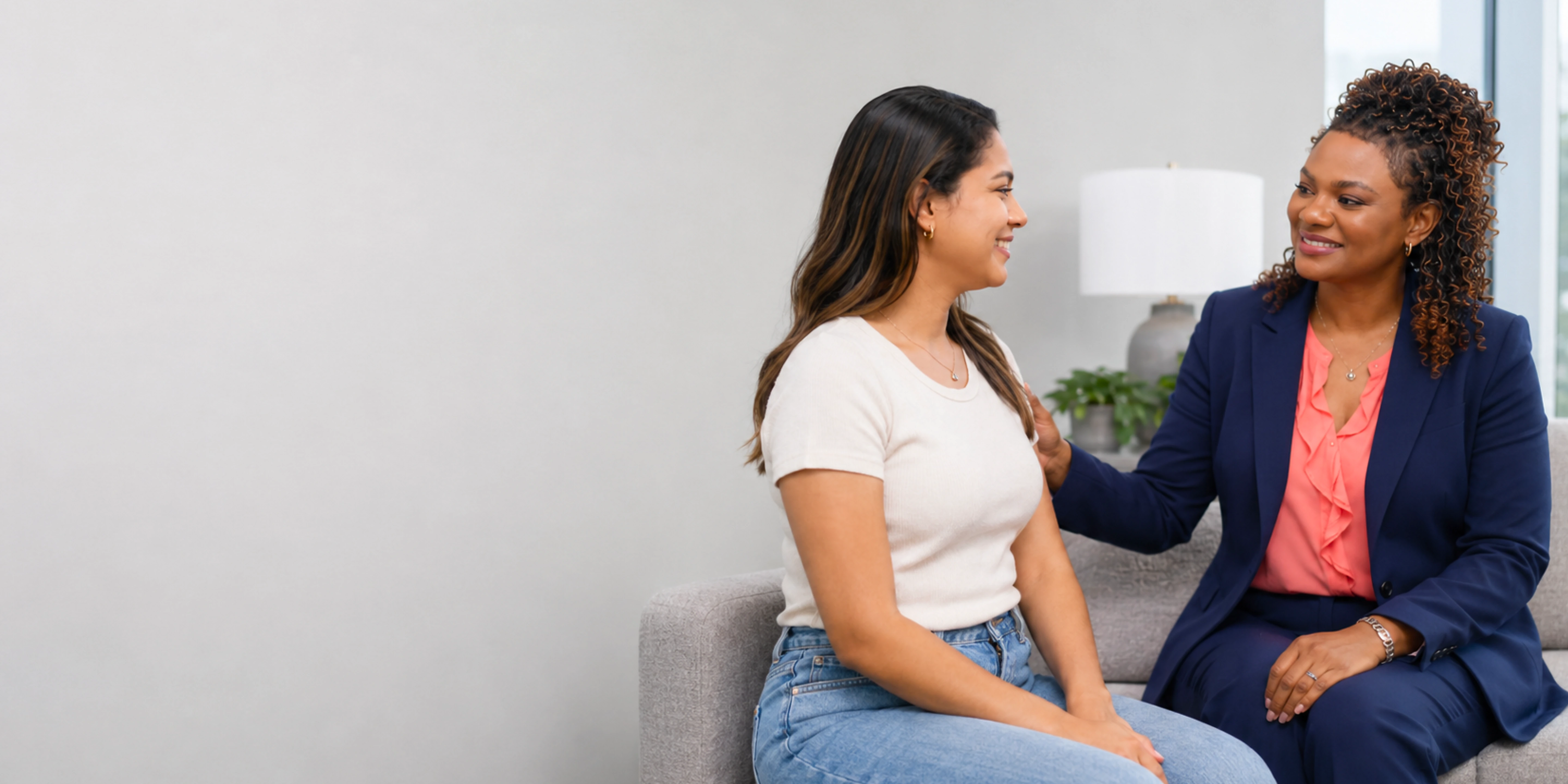 Una persona adulta conversando sobre servicios psiquiátricos en un consultorio privado