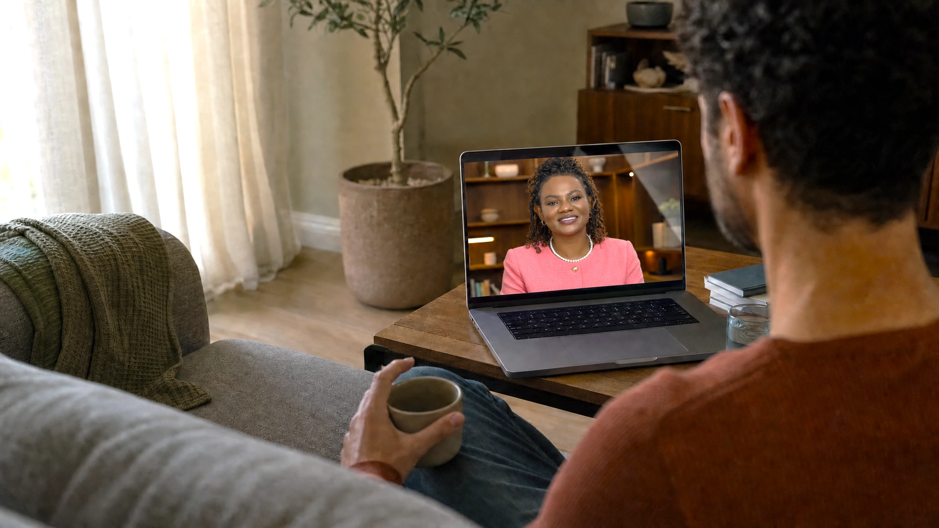 Una persona adulta en una cita privada por video con la Dra. Perpetua Ezeh-Aideyan